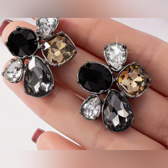 Jewelry - NWT BLACK AND GOLD STUD EARRINGS e